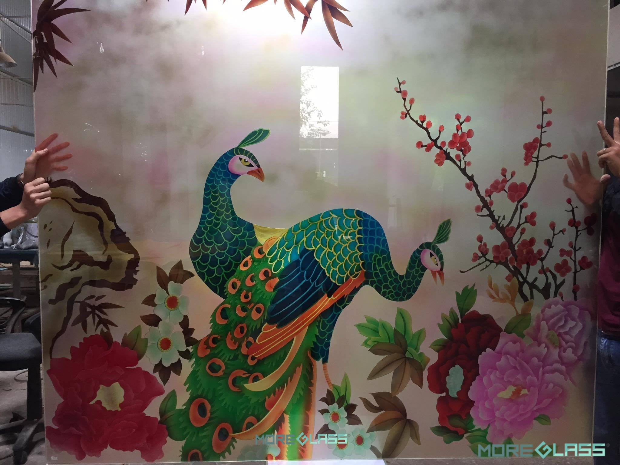 .
Loài chim công được khắc tranh trên kính là một biểu tượng phong thủy trong văn hóa Á Đông, đại diện cho sự đẹp, quyền lực và phú quý. Ngoài ra, nó cũng là một biểu tượng của sự bình an, may mắn và cát tường cho nhân gian.
