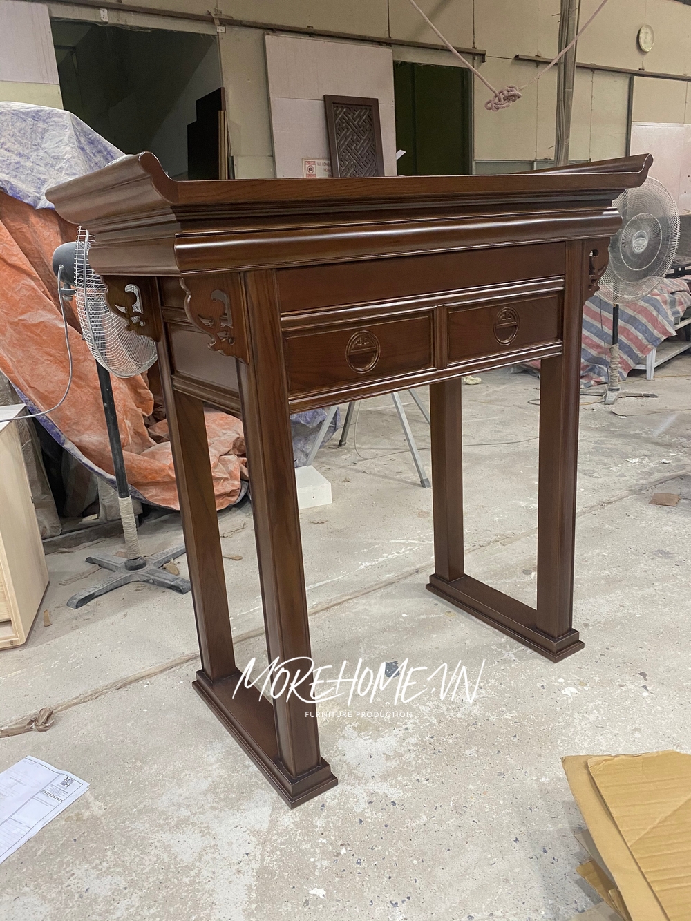 Mẫu bàn thờ gỗ tự nhiên được sản xuất tại Morehome các thợ lâu năm có kính nghiệm dựa vào 2 yếu tố truyền thống và phong thủy thể hiện sự biết ơn, thành kính sâu sắc tới thế hệ đi trước